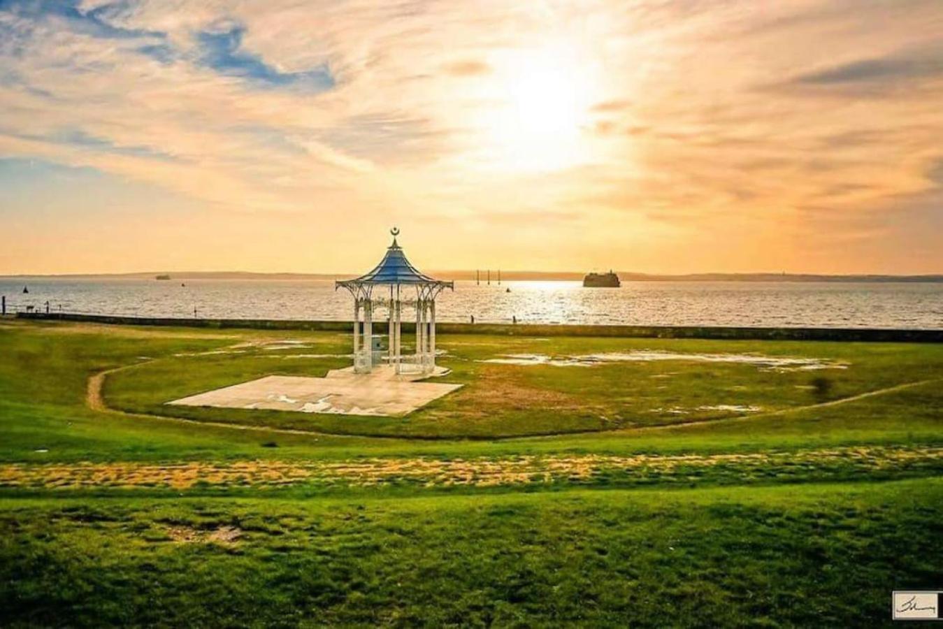 Air Maison - Stunning Beach Front Apartment Portsmouth Dış mekan fotoğraf