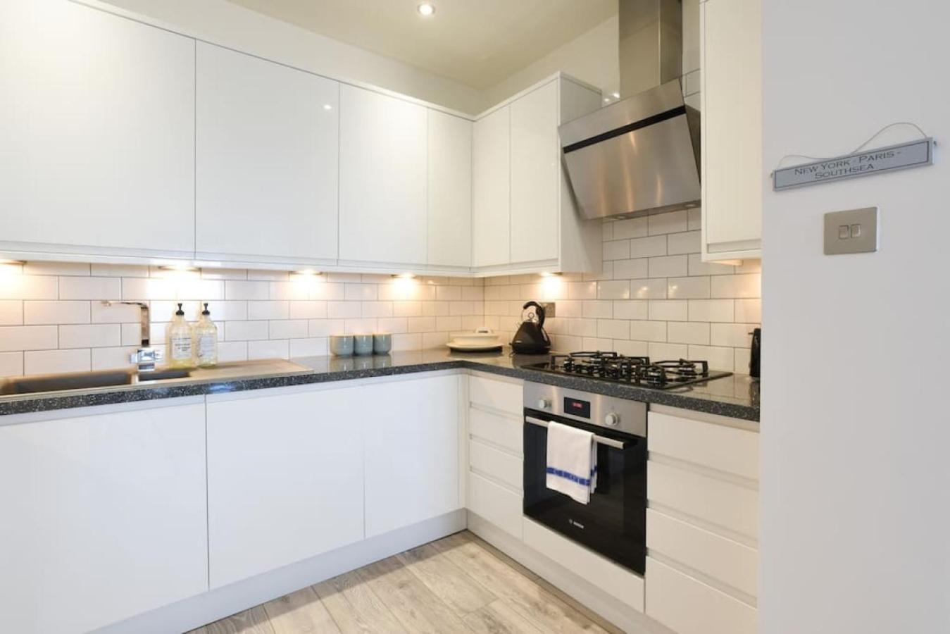 Air Maison - Stunning Beach Front Apartment Portsmouth Dış mekan fotoğraf